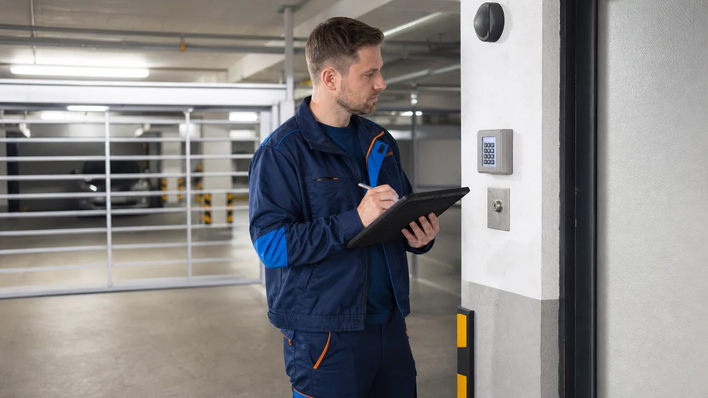 Servicetechniker dokumentiert in einer Sammelgarage in Wien Niederoesterreich einen unbeschrifteten Codetaster und die Zutrittssteuerung ohne Logos oder sichtbare PINs