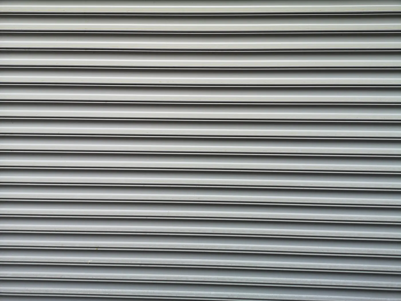 Metallprofil und Lamellen eines Garagentors in Wien